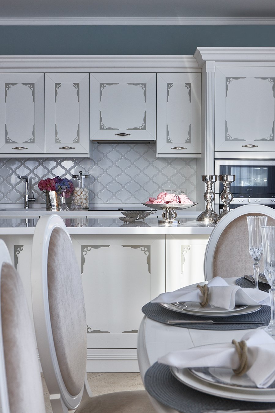 Фотография: Кухня и столовая в стиле Классический, Современный, Квартира, Проект недели, Москва, Виктория Смирнова, 2 комнаты, 60-90 метров, Монолитно-кирпичный, ЖК Wellhouse – фото на INMYROOM