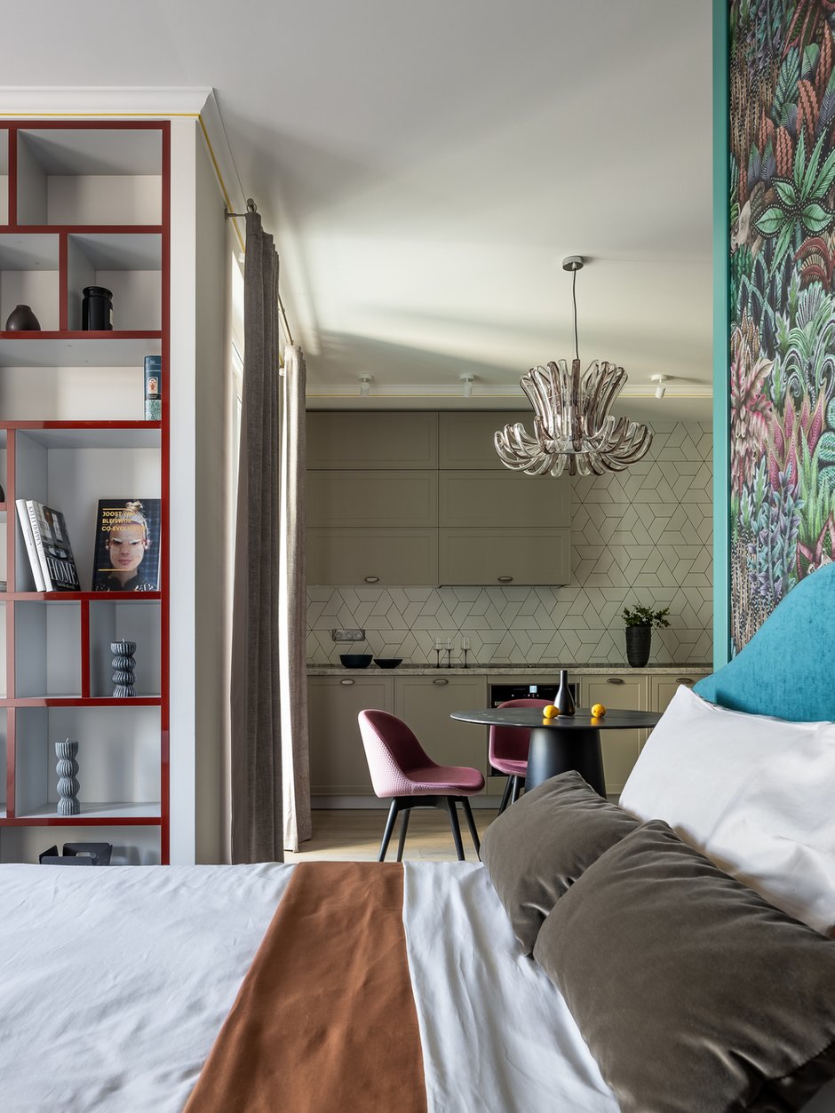 Тут много нюансов и деталей, которые не видны с первого взгляда: например, тонкая желтая полоска на потолочном карнизе, контрастный край на стеллажах.