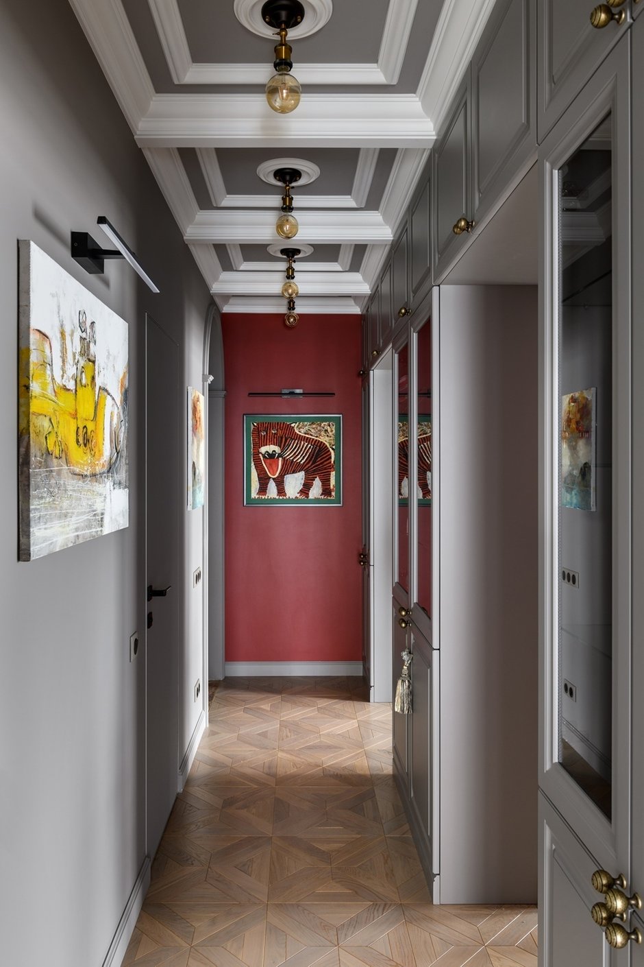 Картины в коридоре «Подводная лодка» и «Тигр» — из коллекции заказчицы Новосибирского художника Алексея Гайденко. Вокруг картинной галереи и библиотеки и был соткан весь интерьер.