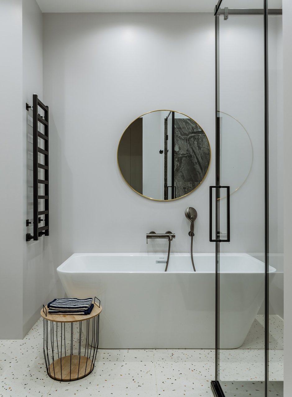 В женском отдельная ванна, душевая, тумба с двумя раковинами Cielo, унитаз и хранение над ним.