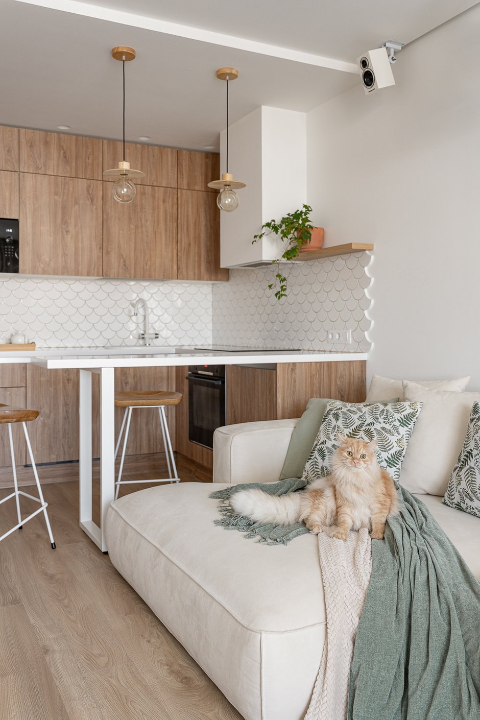 Фотография: Кухня и столовая в стиле Скандинавский, Современный, Эко, Квартира, Проект недели, Москва, Монолитный дом, 4 и больше, Более 90 метров, бюро «Образ жизни», Анастасия Кутовая – фото на INMYROOM