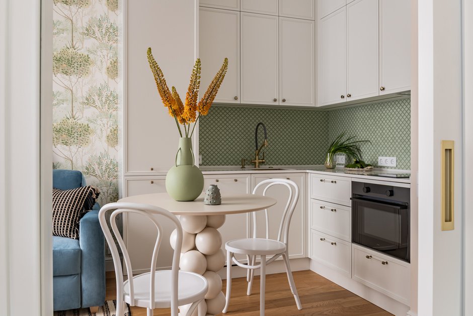 Фотография: Кухня и столовая в стиле Современный, Эклектика, Малогабаритная квартира, Квартира, Проект дня, Москва, Монолитный дом, 2 комнаты, до 40 метров, современный с элементами неоклассики – фото на INMYROOM