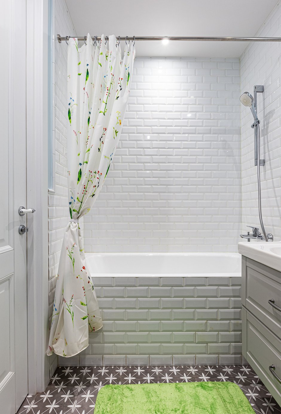 Photo: in Style, Bathroom, Apartment, Interior of Rooms, Interior Design, Redistribution, White Bathroom, Bathroom Interior, Repair in Khrushchev, Bathroom in A Modern Style, Bathroom, Comfortable Bathroom, Khrushchev, Typical Bathroom, A Typical Bathroom, Lana Aleksandrova To update khrushchev, a bath in khrushchev, a bathroom in khrushchev, united bathroom in khrushchev, a bathroom in khrushchev - Фотография в inmyroom