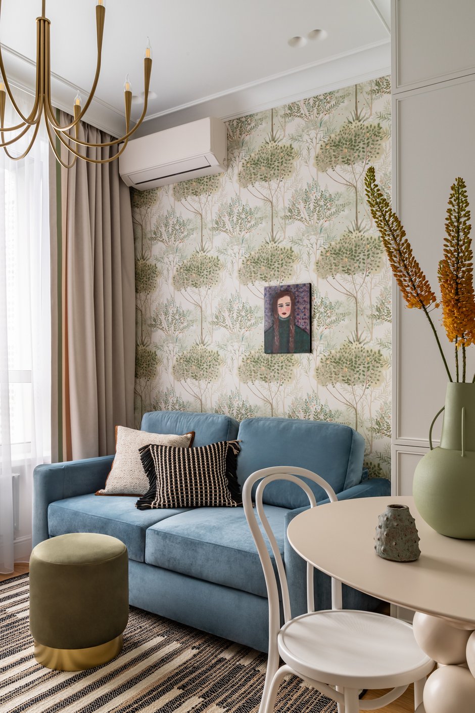 Фотография: Кухня и столовая в стиле Современный, Эклектика, Малогабаритная квартира, Квартира, Проект дня, Москва, Монолитный дом, 2 комнаты, до 40 метров, современный с элементами неоклассики – фото на INMYROOM