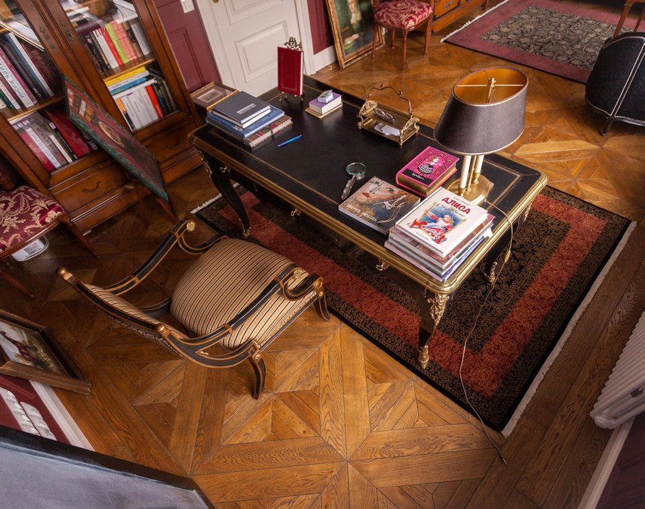 Фотография:  в стиле , Классический, Эклектика, Дом, Россия, Restoration Hardware, Белый, Проект недели, Черный, Москва, Красный, Dulux, Серый, Коричневый, Никита Морозов, интерьер загородного дома, Possoni, Arte Veneziana S.r.l, Traditional Bathrooms, Devon & Devon, Casa d'Arte Paoletti, Old Wood, Roche Bobois, Stovax William IV, как обустроить загородный дом, классический стиль в интерьере, камин в гостиной, Таунхаус – фото на INMYROOM
