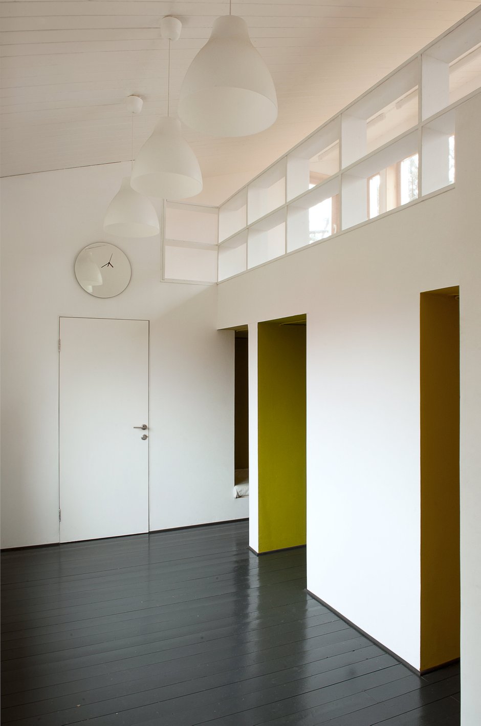 Фотография:  в стиле , Современный, Дом, Белый, Проект дня, Черный, Зеленый, Желтый, Дом и дача, Московская область, Лапино, Le Atelier, как оформить маленький дом, как построить маленький дом, проект маленького дома, маленький загородный дом – фото на INMYROOM