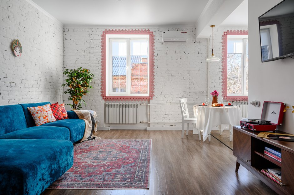 Красивый оттенок розового использован на декоративных оконных наличниках из фанеры, которые украшают и символизируют народность интерьера. Наличники были установлены на жидкие гвозди и окрашены после предварительного грунтования.