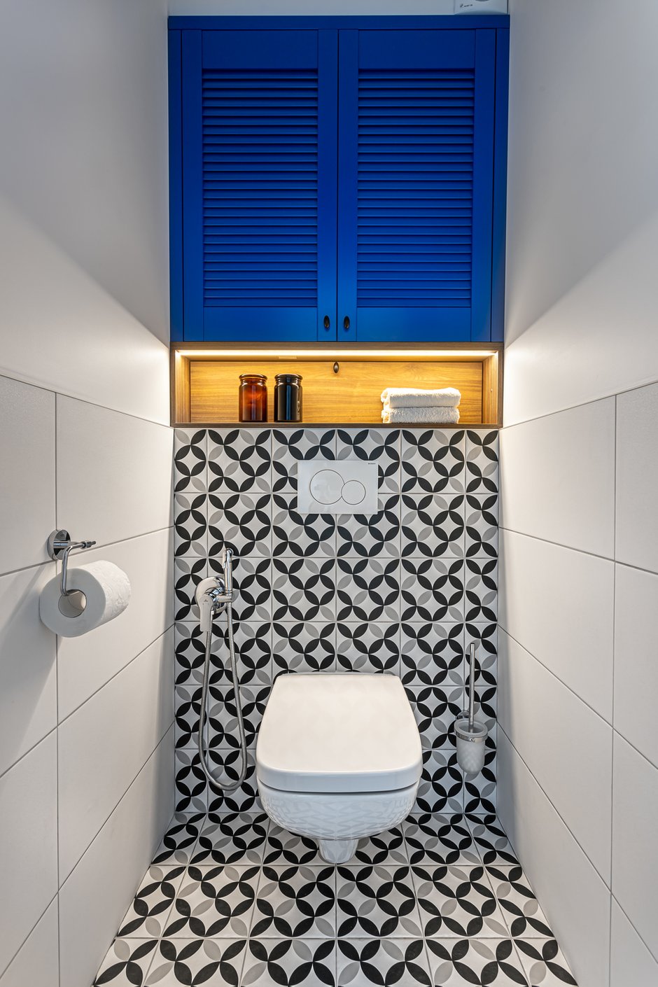 В санузле установили инсталляцию с подвесным унитазом — удобно убираться под ним.