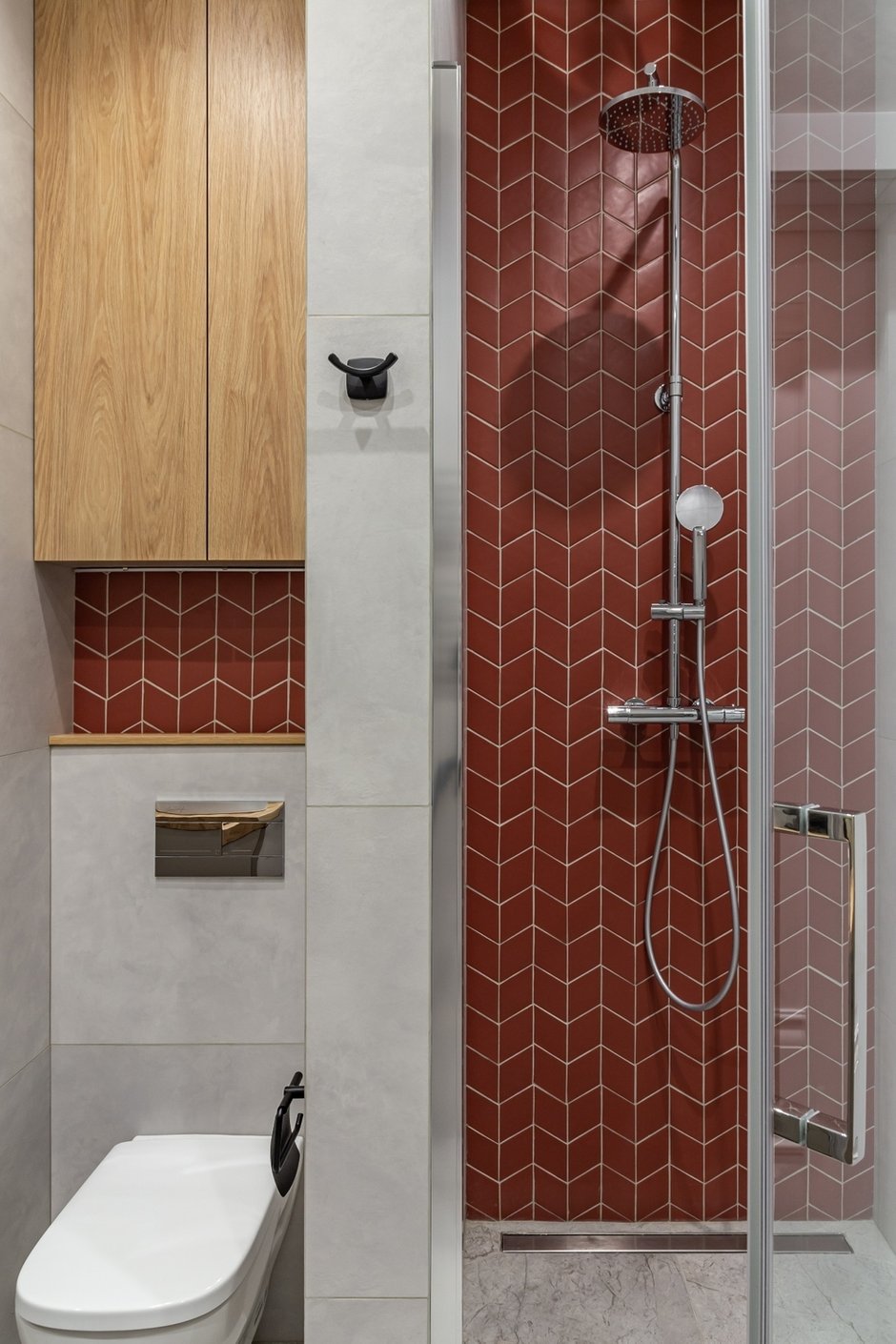 В ванной комнате использован керамогранит большого формата, чтобы зрительно увеличить небольшую комнату;  В качестве акцентов использована керамическая плитка небольшого формата.