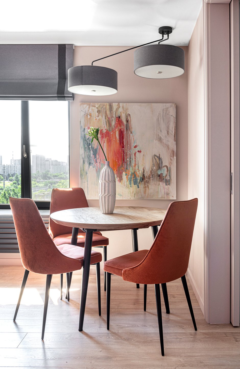 В обычное время стол сдвинут в угол и его достаточно для двоих людей. Когда приходят гости, стол можно подвинуть в центр и сесть комфортно большой компанией. А еще тут есть мечта многих — уютный просторный подоконник с подушками и отличным видом из окна.