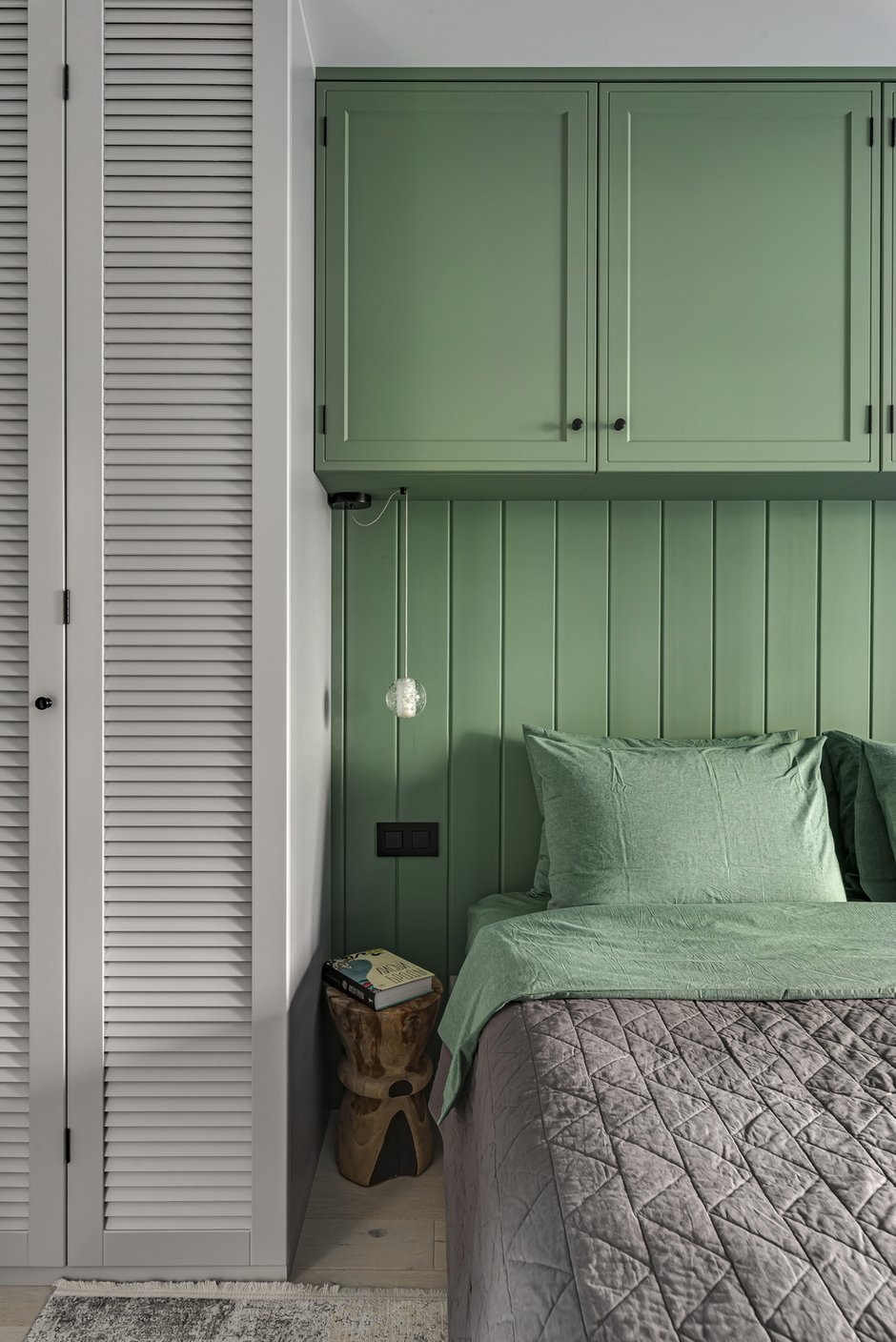 В спальне возле изголовья вместо тумбочек стоят два пня, их дополнительно просмолили, чтобы не было трещин.