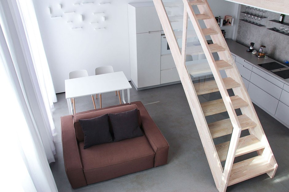 Фотография: Кухня и столовая в стиле Минимализм, Квартира, Проект недели, Эко, Челябинск, новостройка, двухэтажная квартира, Юлия Фалькова, «Любимый дом», Монолитный дом, 2 комнаты, Более 90 метров – фото на INMYROOM