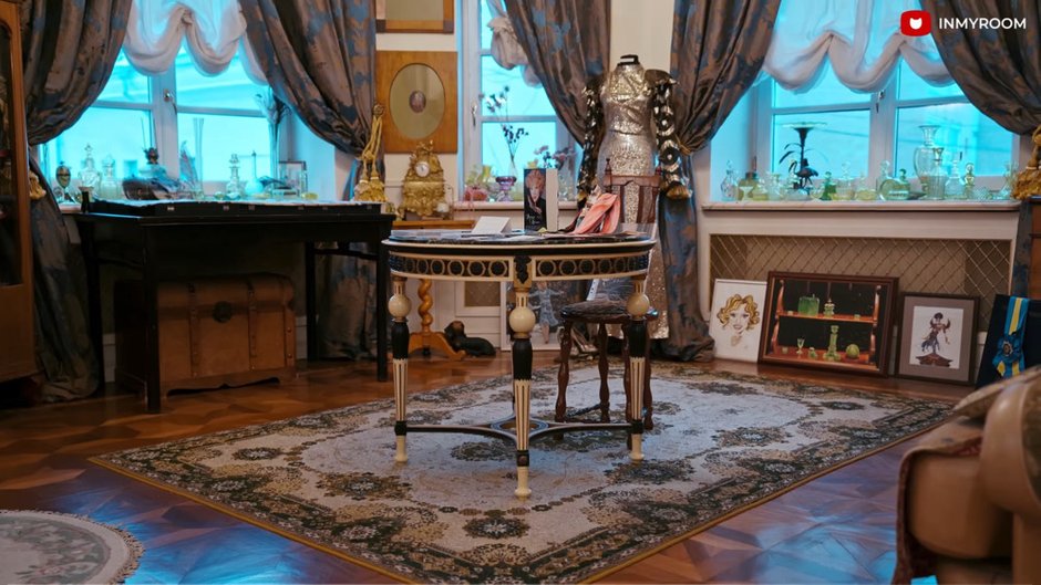 Фотография: в стиле , советский дизайн, LIFESTYLE, Людмила Гурченко, Квартира Людмилы Гурченко, жизнь актрисы, квартира актрисы, советские актрисы, жилье ссср, жизнь Людмилы Гурченко, Гардероб Людмилы Гурченко, как одевалась Людмила Гурченко, образы Людмилы Гурченко, одежда Людмилы Гурченко, как жила Людмила Гурченко, квартира Людмила Гурченко, Гурченко, Коллекция Гурченко, Урановое стекло Гурченко – фото на INMYROOM