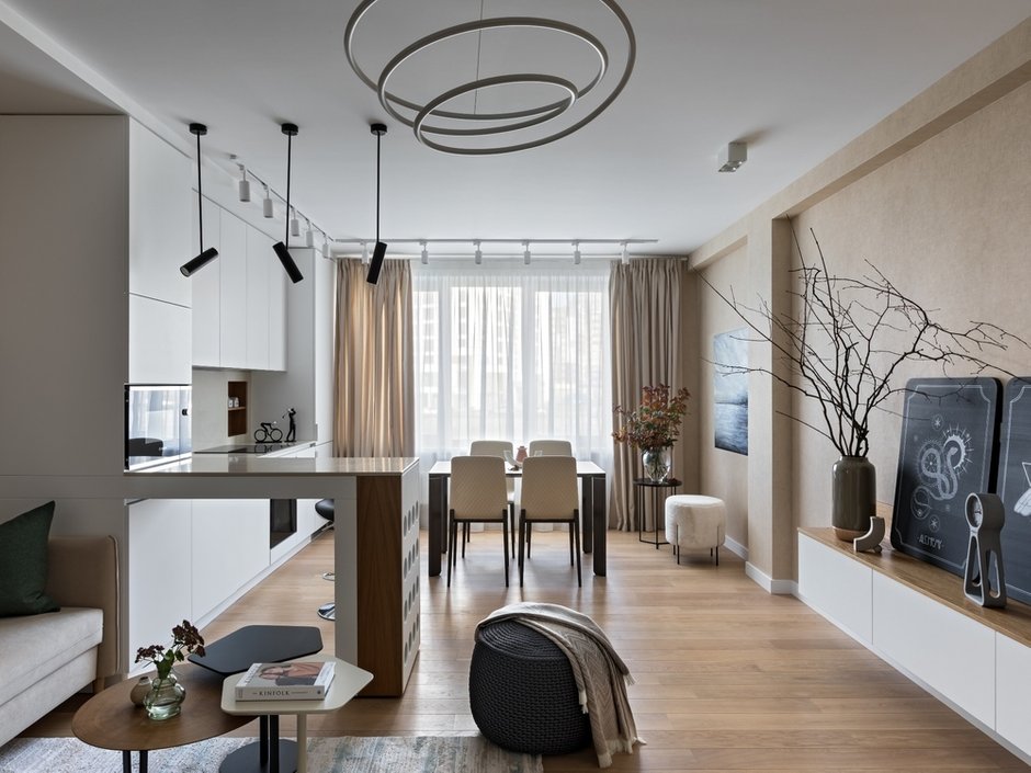 Для отделки выбрали одни обои для всех стен. Оттенок шпона тоже везде одинаковый.