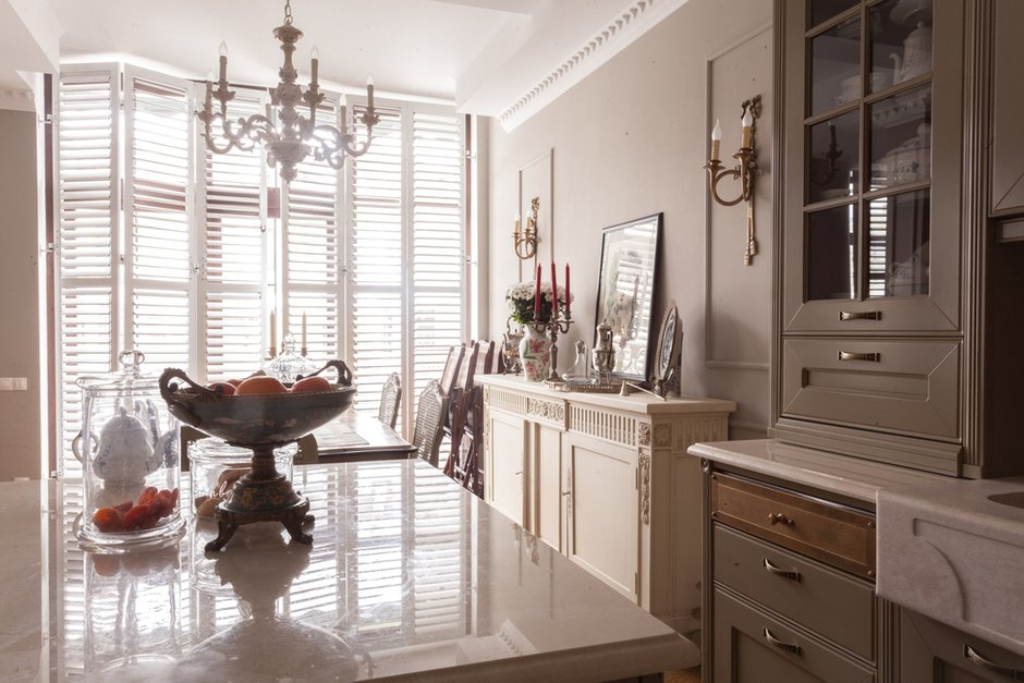 Фотография:  в стиле , Классический, Эклектика, Дом, Россия, Restoration Hardware, Белый, Проект недели, Черный, Москва, Красный, Dulux, Серый, Коричневый, Никита Морозов, интерьер загородного дома, Possoni, Arte Veneziana S.r.l, Traditional Bathrooms, Devon & Devon, Casa d'Arte Paoletti, Old Wood, Roche Bobois, Stovax William IV, как обустроить загородный дом, классический стиль в интерьере, камин в гостиной, Таунхаус – фото на INMYROOM