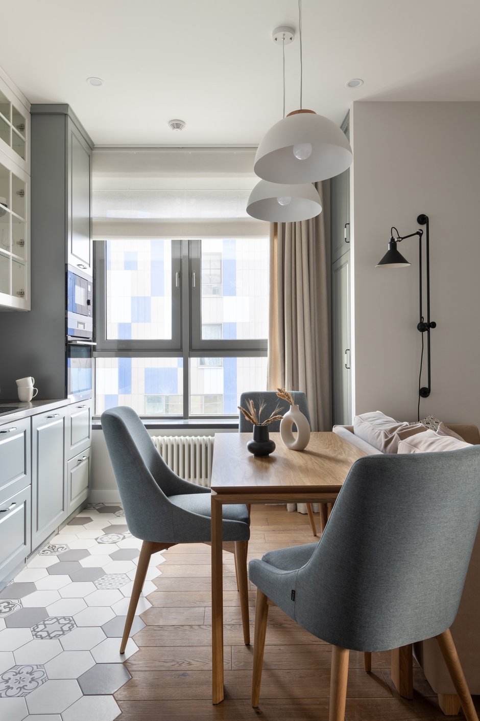 Фотография: Кухня и столовая в стиле Современный, Скандинавский, Квартира, Проект дня, Москва, 3 комнаты, 40-60 метров, 60-90 метров, Вера Шеверденок, Roomba Interior – фото на INMYROOM