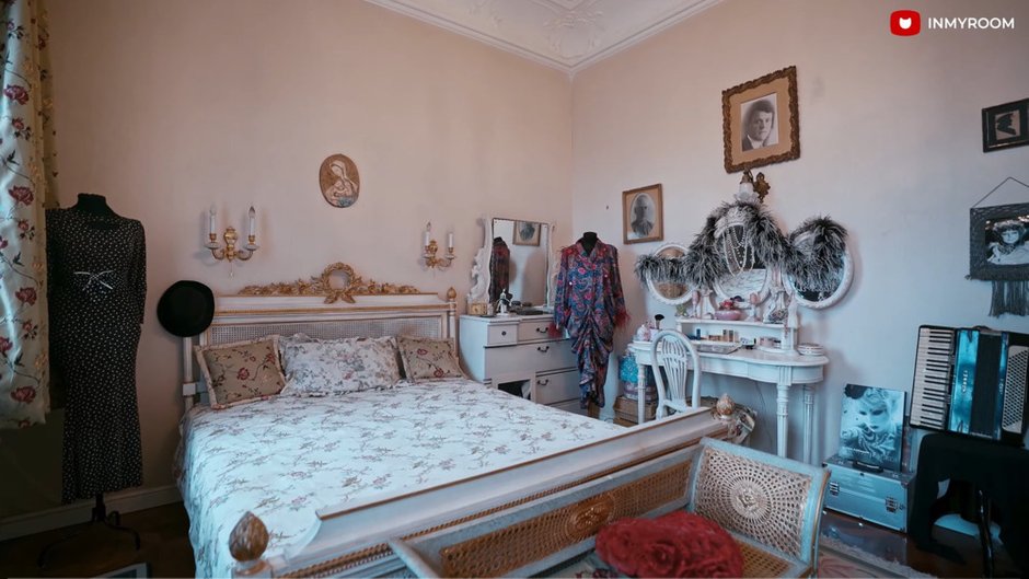 Фотография: в стиле , советский дизайн, LIFESTYLE, Людмила Гурченко, Квартира Людмилы Гурченко, жизнь актрисы, квартира актрисы, советские актрисы, жилье ссср, жизнь Людмилы Гурченко, Гардероб Людмилы Гурченко, как одевалась Людмила Гурченко, образы Людмилы Гурченко, одежда Людмилы Гурченко, как жила Людмила Гурченко, квартира Людмила Гурченко, Гурченко, Коллекция Гурченко, Урановое стекло Гурченко – фото на INMYROOM