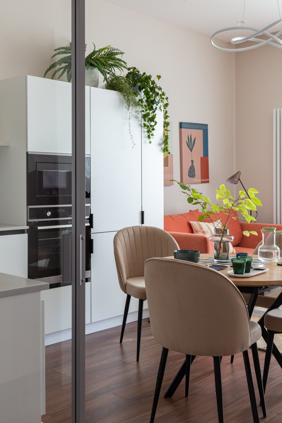 Все стены в квартире покрашены в единый цвет краской Mons 86.