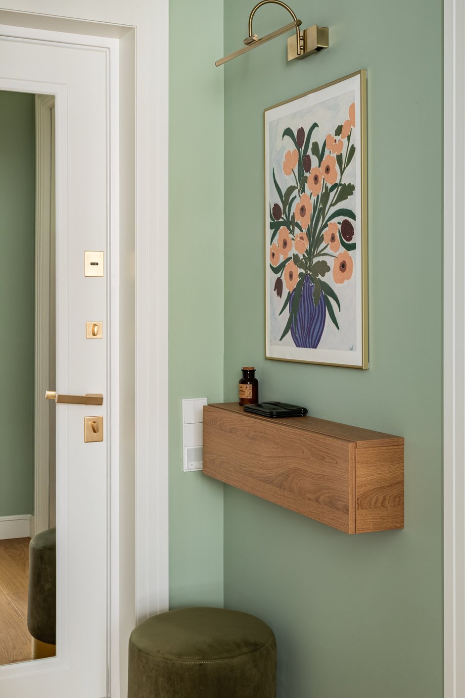 Фотография: Прихожая в стиле Современный, Малогабаритная квартира, Квартира, Проект дня, Москва, Монолитный дом, 2 комнаты, до 40 метров, современный с элементами неоклассики – фото на INMYROOM