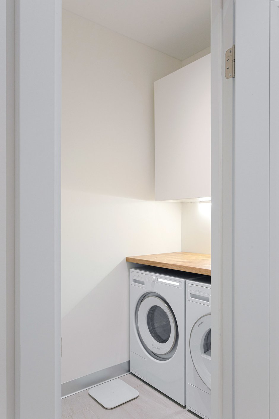 Задача была избавиться от стиральной и сушильной машины в санузле с ванной. Поэтому из подсобки сделали постирочную, освободив место в санузлах.