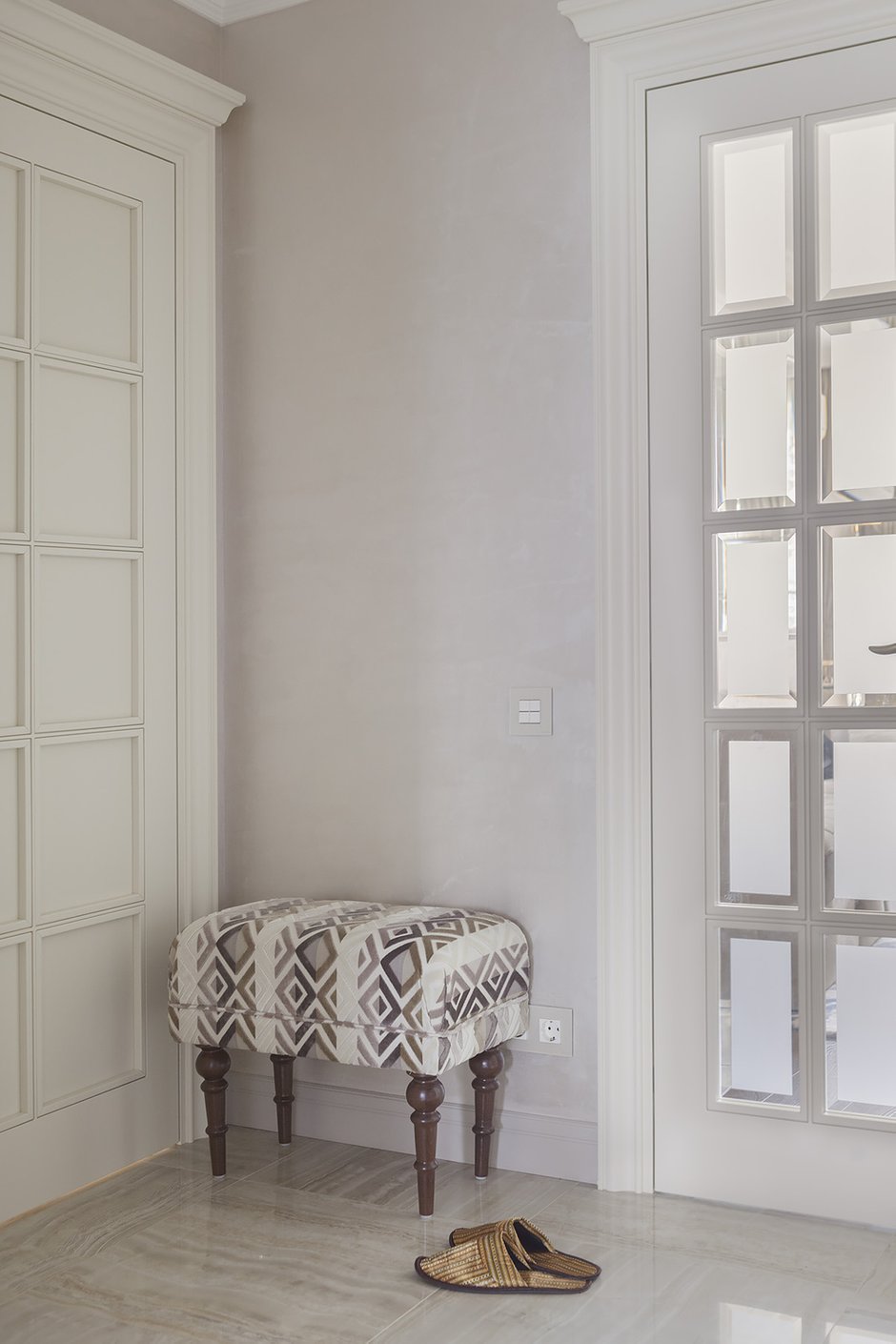 Фотография: Прихожая в стиле Классический, Современный, Квартира, Проект недели, Москва, Юрий Гришко, Панельный дом, 4 и больше, Более 90 метров, Елена Поворова, Бюро Home Emotions, Екатерина Реброва – фото на INMYROOM