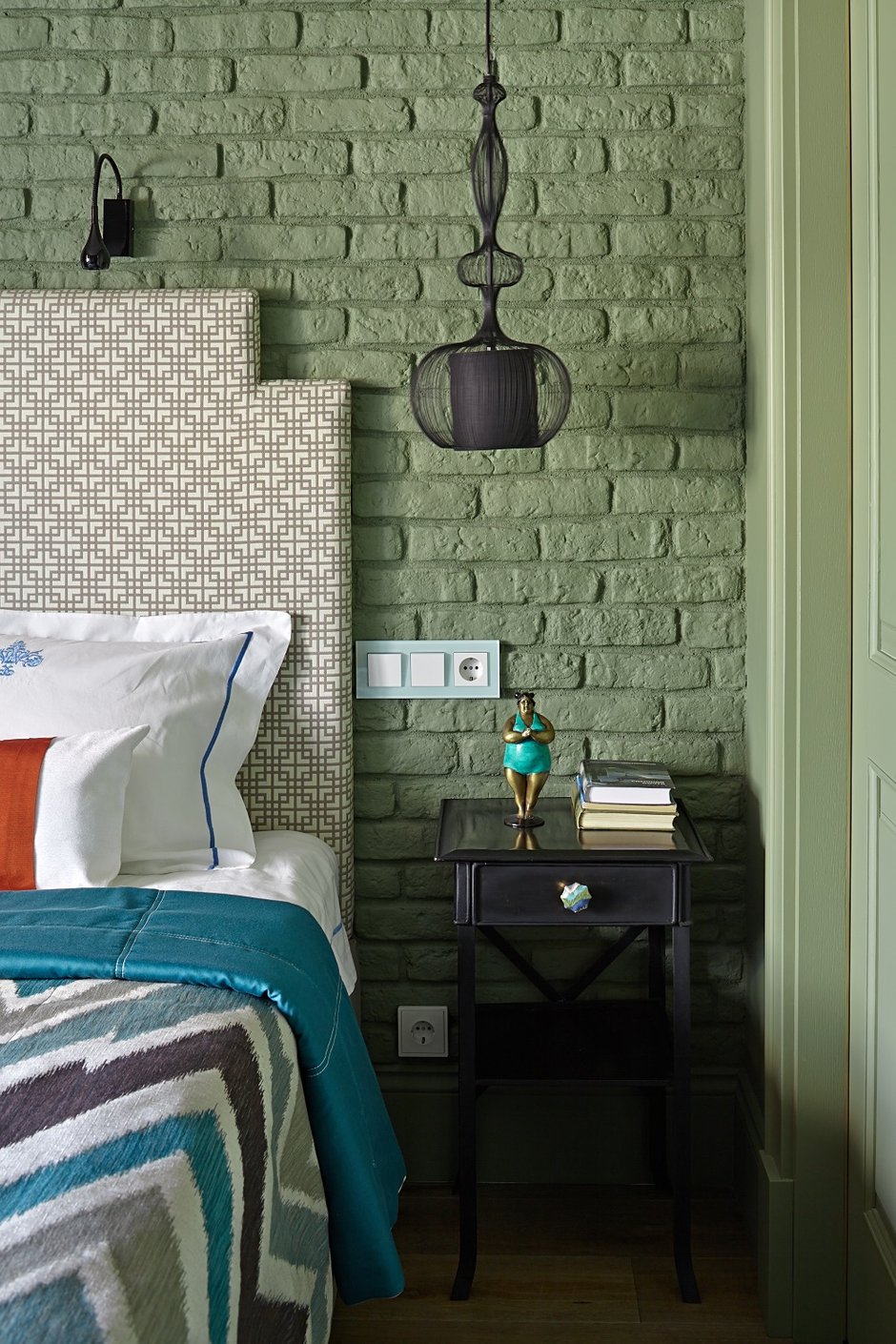 Фотография: Спальня в стиле Эклектика, Квартира, Проект недели, Москва, Кирпичный дом, 4 и больше, Более 90 метров, Наталья Пилипенко, Екатерина Федорова, ЖК «Дом на Можайском» – фото на INMYROOM