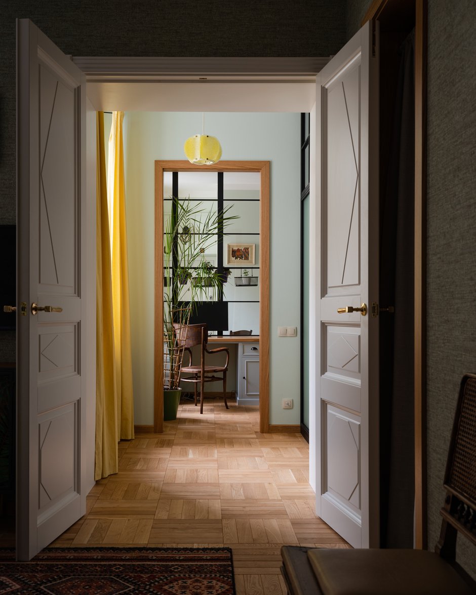 Дверные проемы расположены на одной оси, что позволяет просматривать квартиру на всю длину.