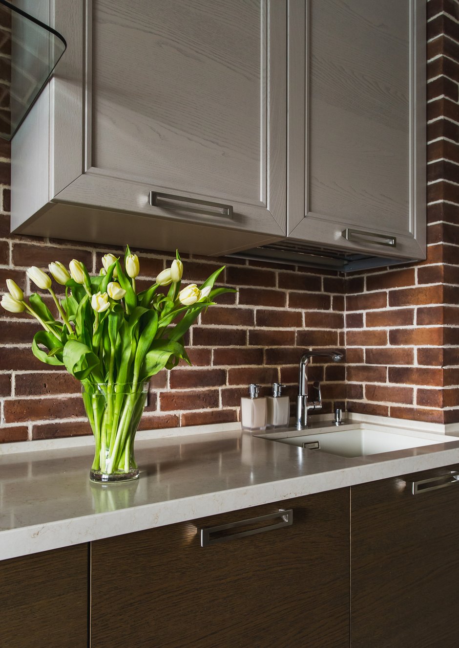 Фотография: Кухня и столовая в стиле Современный, Прованс и Кантри, Эклектика, Квартира, Проект недели, Москва, Юрий Гришко, Монолитный дом, 4 и больше, Более 90 метров, INMYROOM_ВИДЕО, INMYROOM TV, Юлия Баршевская – фото на INMYROOM