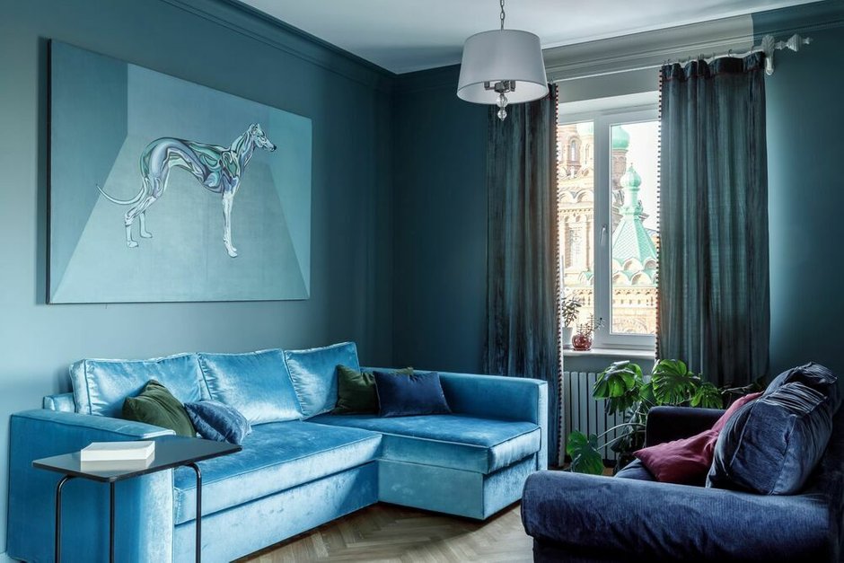 Картину над диваном написал бывший супруг дизайнера, художник Игорь Михайленко.