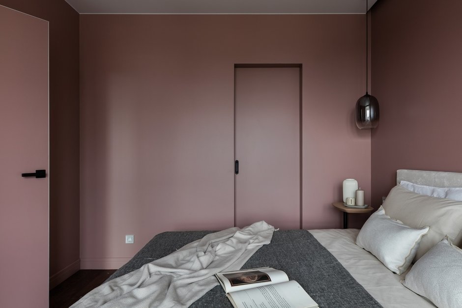 Встроенный шкаф при входе и отдельная гардеробная в спальне обеспечили большое количество мест для хранения.