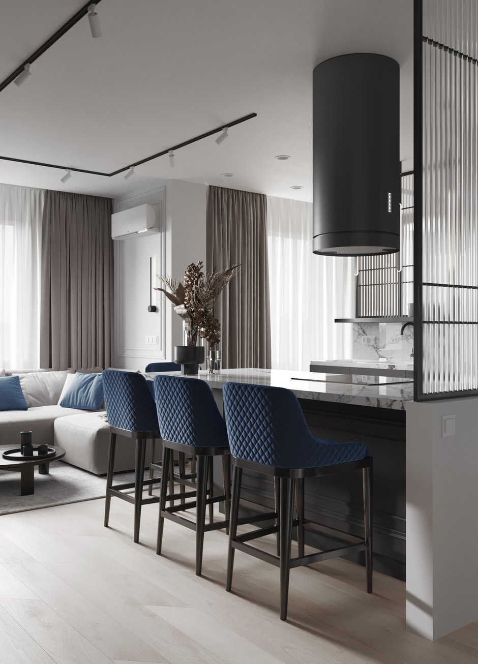 Все стены под покраску, декорированы молдингами. На полу лежат плитка и паркетная доска. Потолки из гипсокартона.