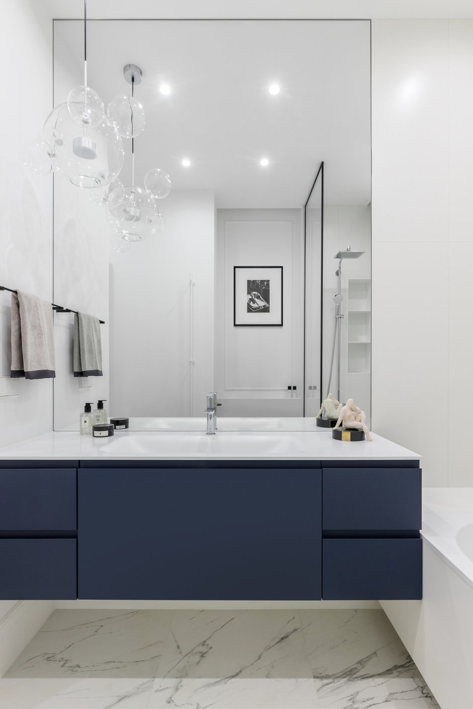 Керамогранит Supergres серии Purity Calacatta Lux под белый итальянский мрамор в ванной комнате обошелся в 5 000 рублей за квадратный метр.