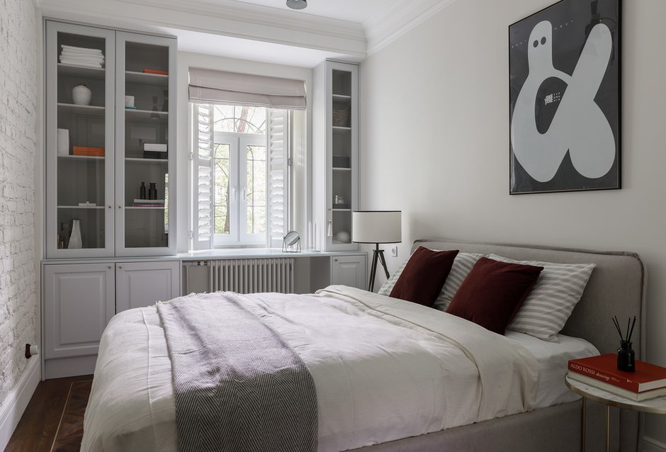 Как и на кухне, рабочую столешницу объединили с подоконником и сделали частью единой системы хранения вокруг окна. 