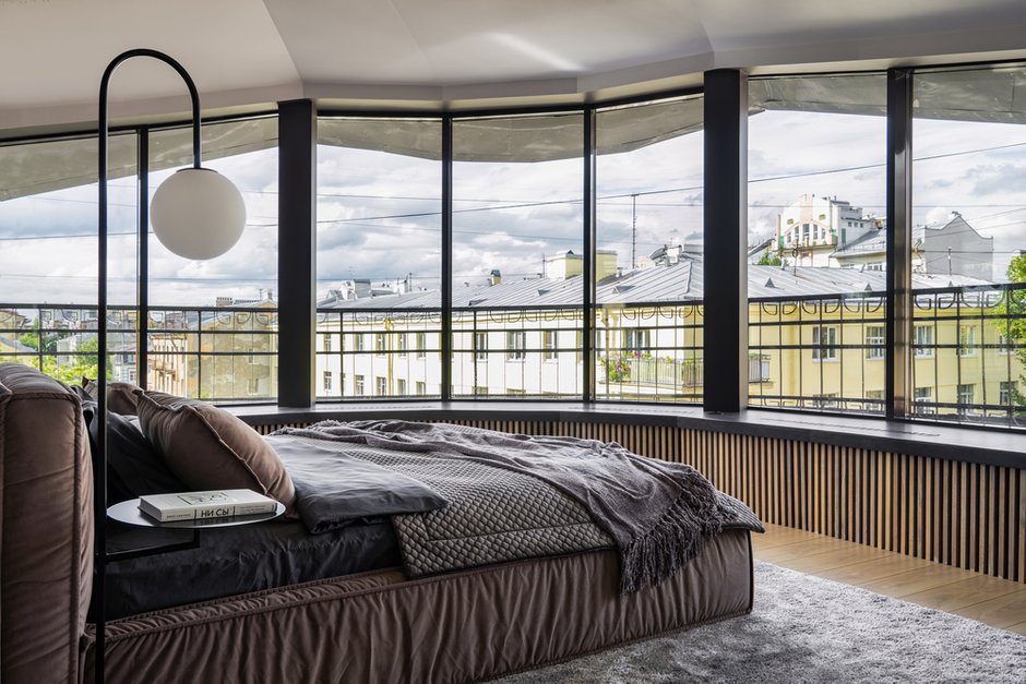 Матрас кинг-сайз и вид на небо — чтобы отвлечься от рабочих вопросов и насладиться шикарными видами. 