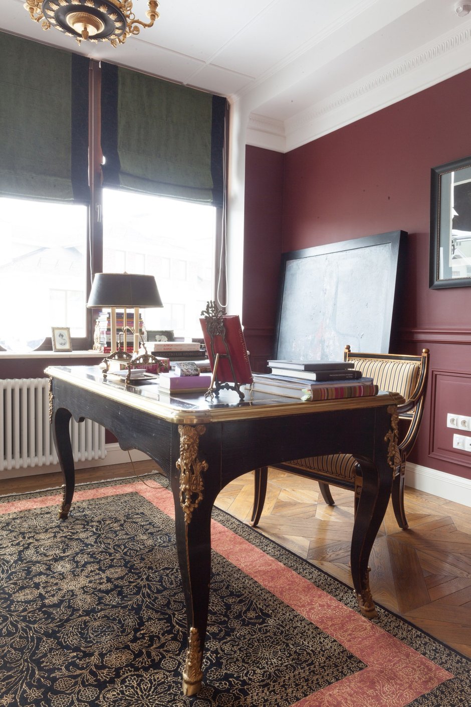 Фотография:  в стиле , Классический, Эклектика, Дом, Россия, Restoration Hardware, Белый, Проект недели, Черный, Москва, Красный, Dulux, Серый, Коричневый, Никита Морозов, интерьер загородного дома, Possoni, Arte Veneziana S.r.l, Traditional Bathrooms, Devon & Devon, Casa d'Arte Paoletti, Old Wood, Roche Bobois, Stovax William IV, как обустроить загородный дом, классический стиль в интерьере, камин в гостиной, Таунхаус – фото на INMYROOM