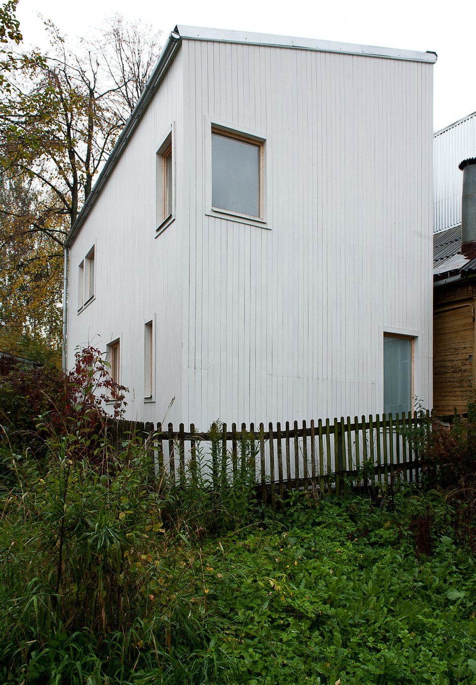 Фотография:  в стиле , Современный, Дом, Белый, Проект дня, Черный, Зеленый, Желтый, Дом и дача, Московская область, Лапино, Le Atelier, как оформить маленький дом, как построить маленький дом, проект маленького дома, маленький загородный дом – фото на INMYROOM