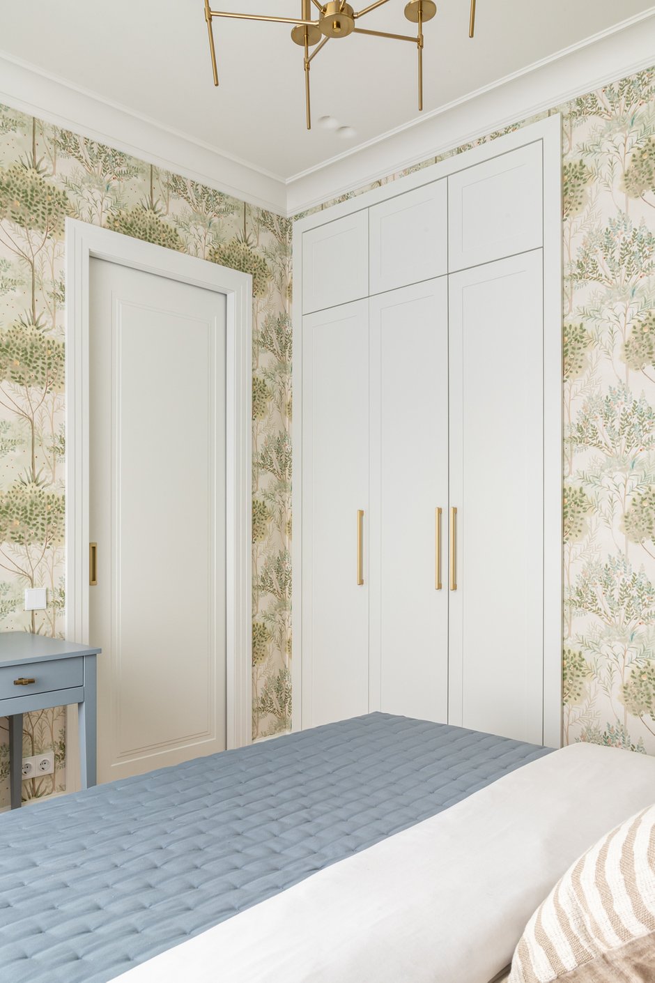 Фотография: Спальня в стиле Современный, Малогабаритная квартира, Квартира, Проект дня, Москва, Монолитный дом, 2 комнаты, до 40 метров, современный с элементами неоклассики – фото на INMYROOM