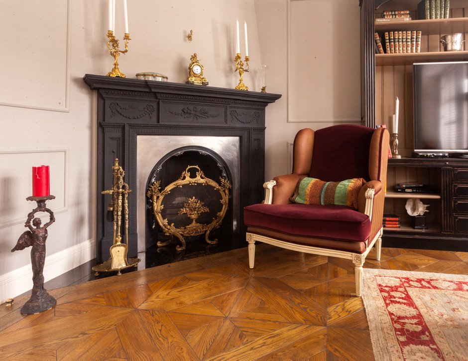 Фотография:  в стиле , Классический, Эклектика, Дом, Россия, Restoration Hardware, Белый, Проект недели, Черный, Москва, Красный, Dulux, Серый, Коричневый, Никита Морозов, интерьер загородного дома, Possoni, Arte Veneziana S.r.l, Traditional Bathrooms, Devon & Devon, Casa d'Arte Paoletti, Old Wood, Roche Bobois, Stovax William IV, как обустроить загородный дом, классический стиль в интерьере, камин в гостиной, Таунхаус – фото на INMYROOM