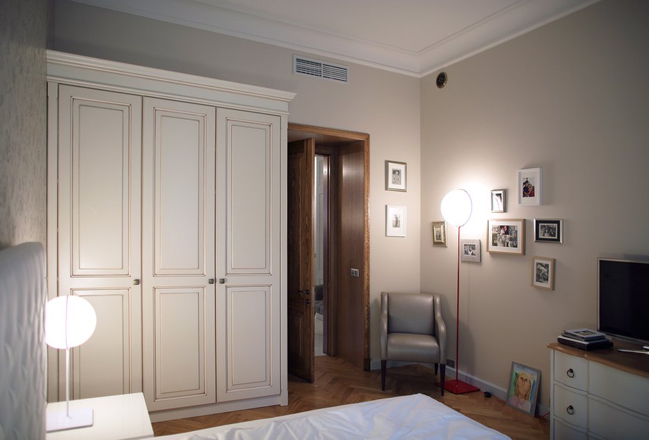 Фотография:  в стиле , Классический, Эклектика, Квартира, Arte Lamp, Белый, Проект недели, Люстра, Зеленый, Бежевый, Коричневый, Санкт-Петербург, ИКЕА, паркет, Duravit, идеи перепланировки, Axor, Keramа Мarazzi, Nicolazzi, Samsung, Metro, перепланировка трешки, классический интерьер, как обустроить трешку, как оформить интерьер в классическом стиле, классика в гостиной, классика в спальне, хранение вещей, как сделать трешку удобной, интерьер в стиле современной классики, Sherwin-Williams, покрытие паркет, REWOOD, Restoline, Artefact, ATable, FMG, Старая книга, Елена Светлица, Ирина Борисова, CIRCUS 28 – фото на INMYROOM