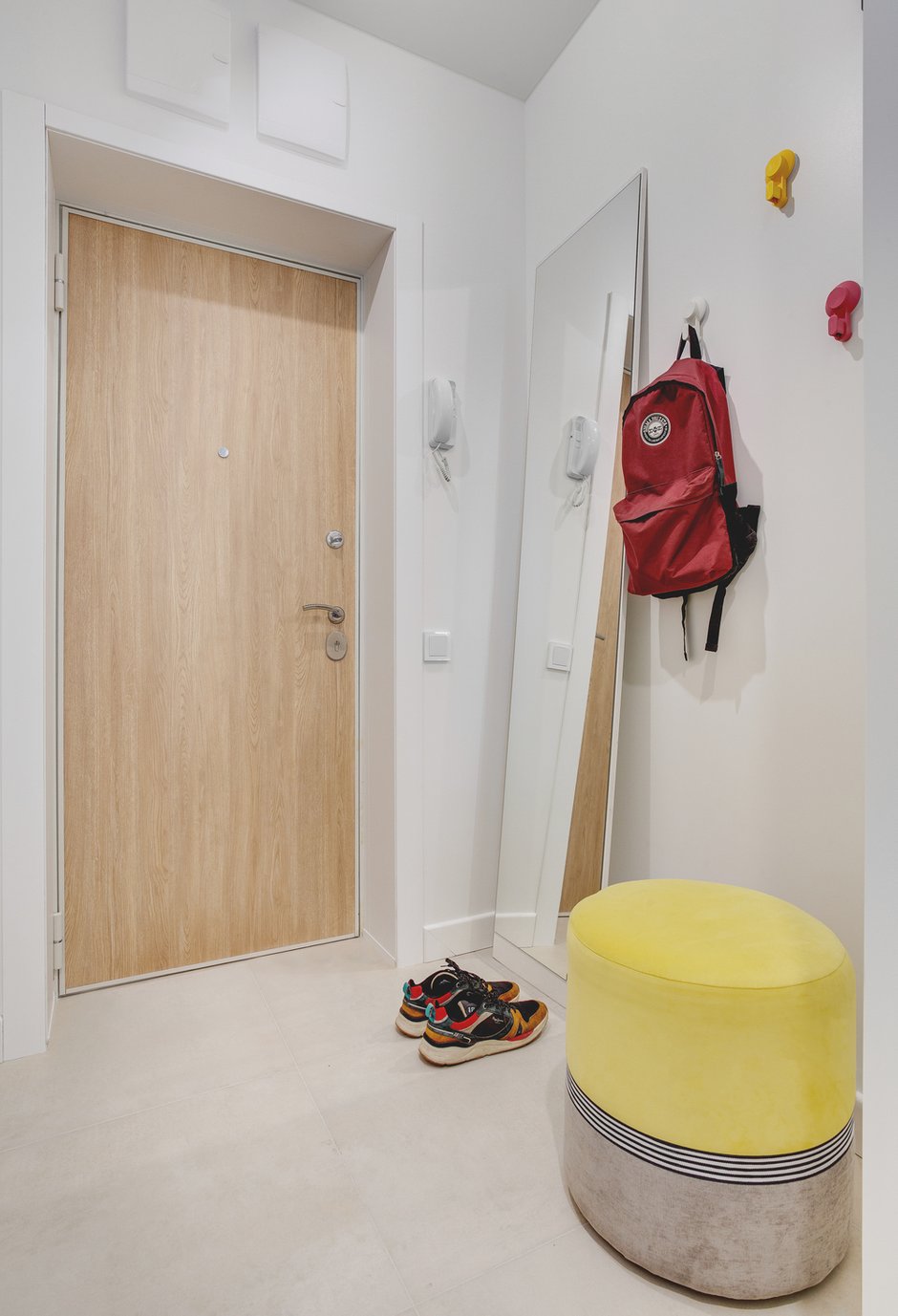 Фото: Коридор в современном стиле, минимализм, маленькая квартира, квартира, проект недели, 2 комнаты, до 40 метров, Анна Суворова, Павел Михин – фото на INMYROOM