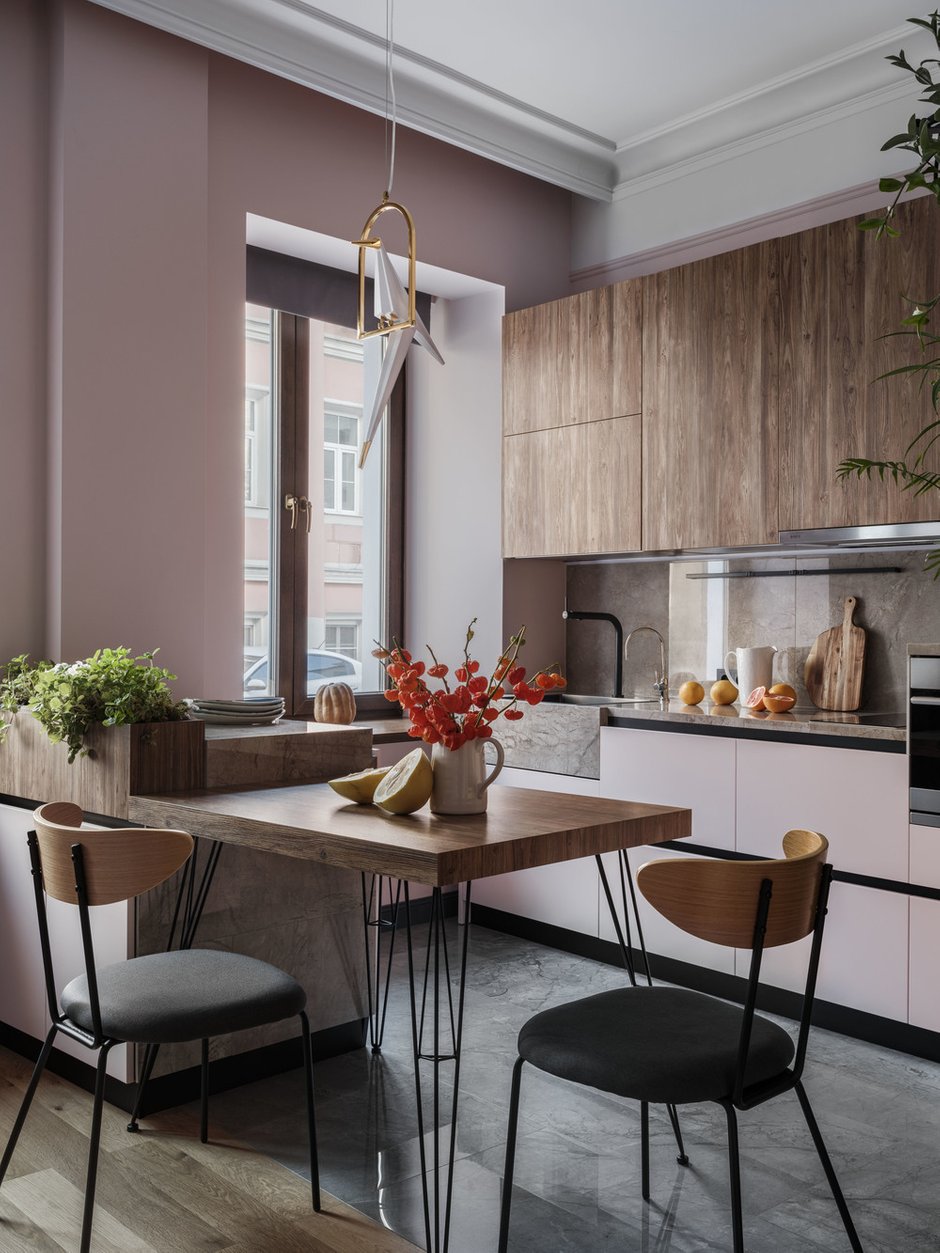 Стол на кухне сделали самостоятельно из кухонного МДФ и ножек из Leroy Merlin.