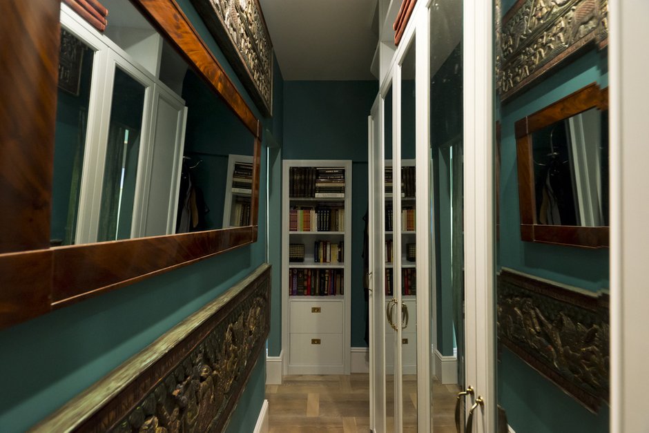 Фотография:  в стиле , Эклектика, Квартира, Россия, Проект недели, Москва, Little Greene, гардеробная в спальне, камин в гостиной, Orac decor, Solidflor, Itallamp, Ирина Татарникова, IT-Decor, как оформить интерьер двушки, антикварная мебель в интерьере, Кирпичный дом, 2 комнаты, 60-90 метров – фото на INMYROOM