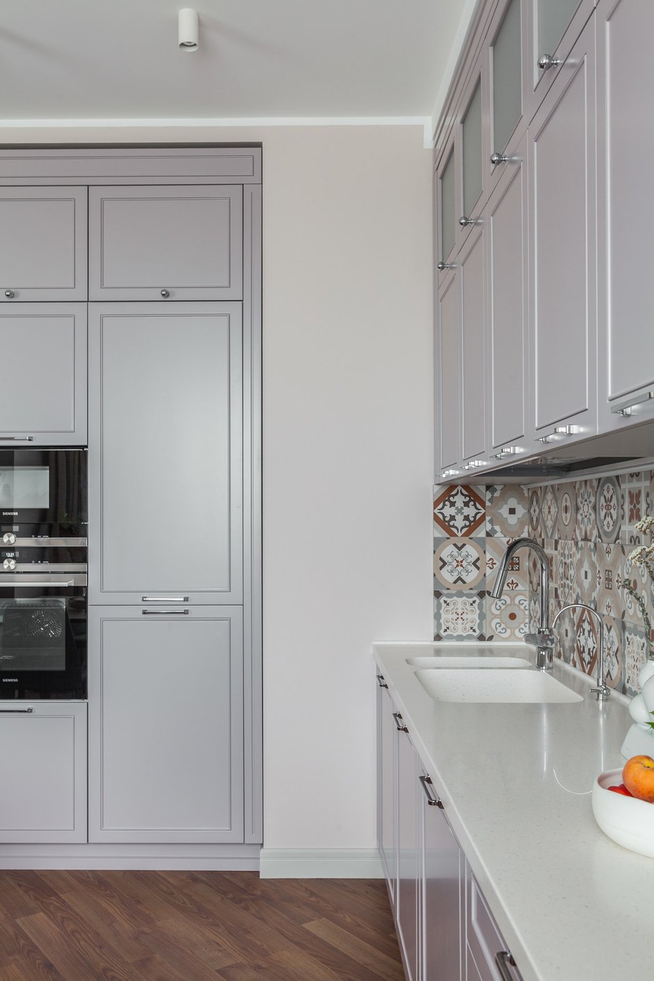 Кухонный гарнитур и корпусную мебель в гостиной изготовила компания Silver Home.