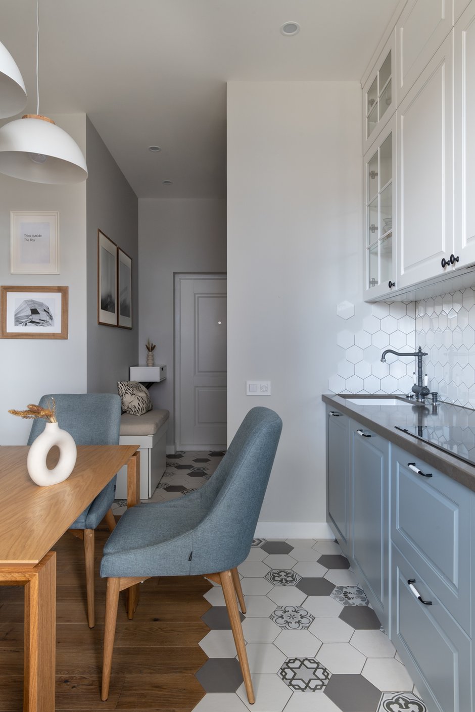 Фотография: Кухня и столовая в стиле Современный, Скандинавский, Квартира, Проект дня, Москва, 3 комнаты, 40-60 метров, 60-90 метров, Вера Шеверденок, Roomba Interior – фото на INMYROOM