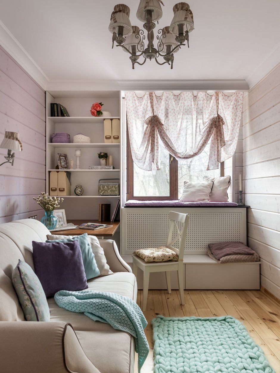 Мастерская получилась в стиле прованс с очень нежным настроением, отражающим характер заказчицы.