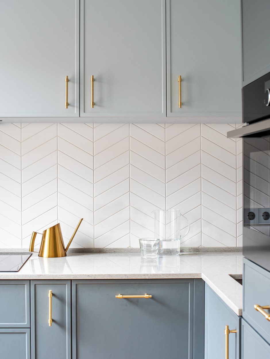 Столешница в кухне выполнена из кварца.