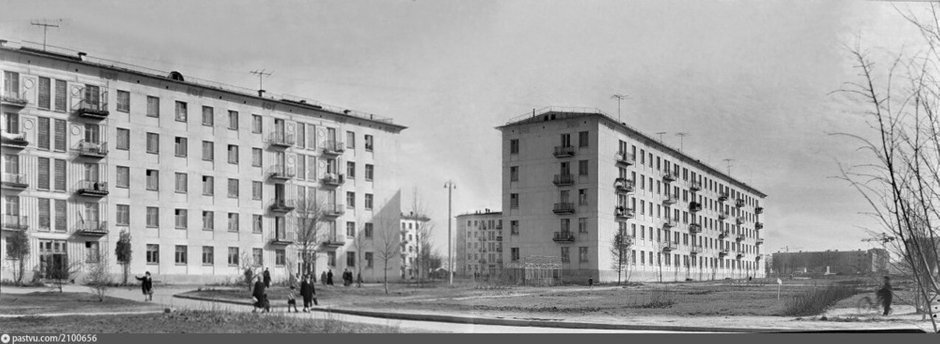 Фото: строительство дома № 16 на Rue Grimau, 1957. С сайта www.pastvu.com.
