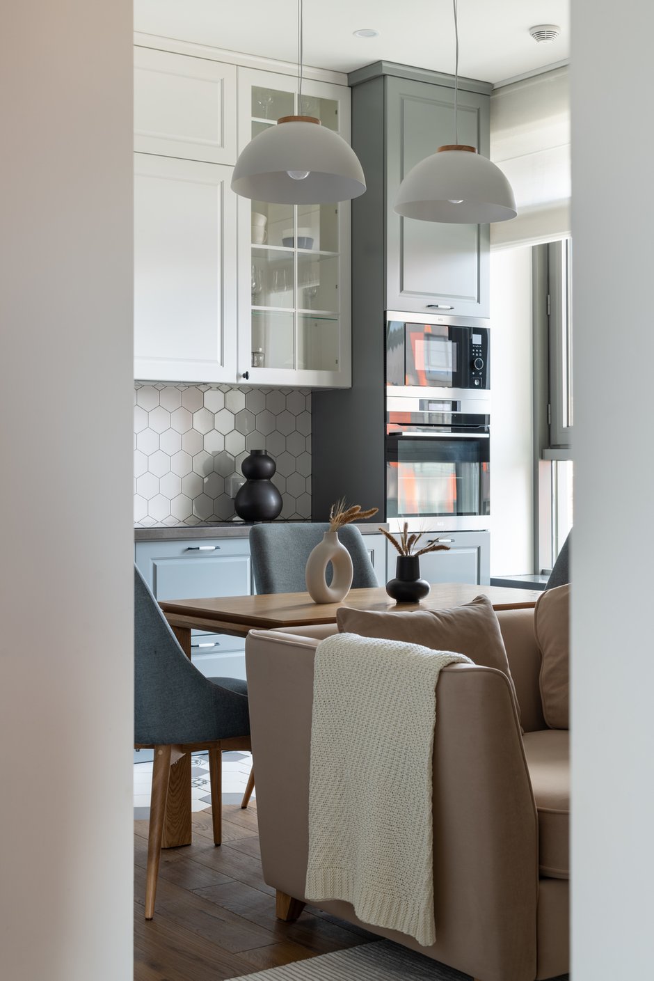 Фотография: Кухня и столовая в стиле Современный, Скандинавский, Квартира, Проект дня, Москва, 3 комнаты, 40-60 метров, 60-90 метров, Вера Шеверденок, Roomba Interior – фото на INMYROOM