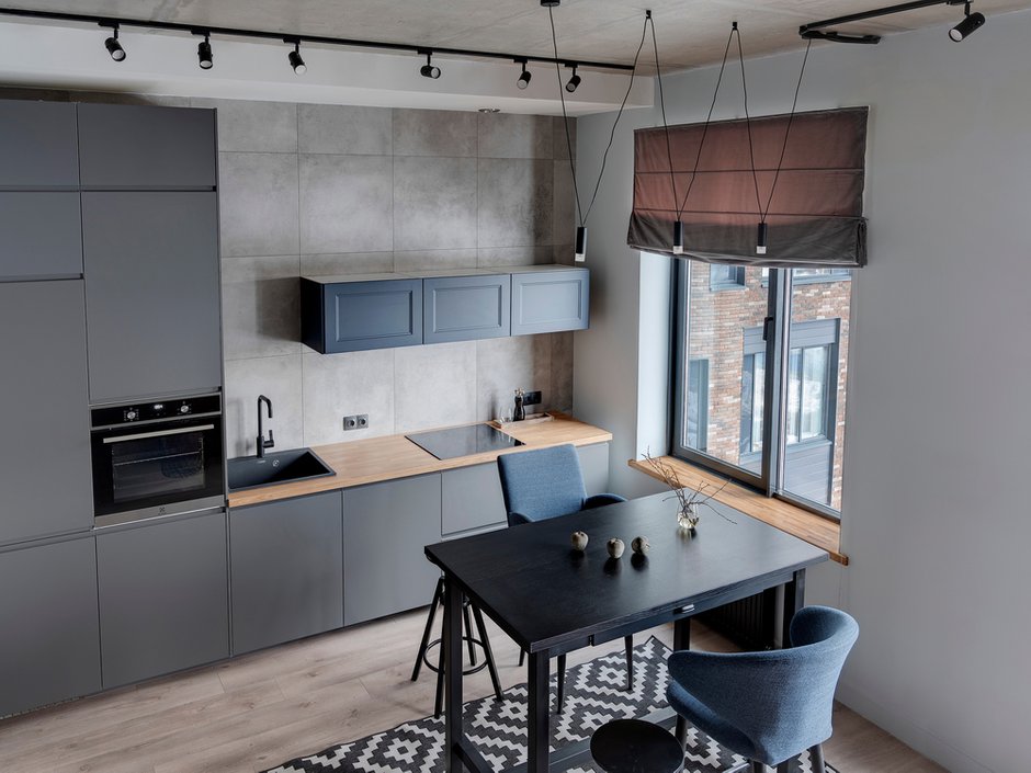 Также из необычного — не классический, а барный стол. Он подчеркивает неформальную атмосферу и является компромиссом, когда хочется совместить две функции: обеденный стол и барную стойку, за которой так приятно выпить кофе с утра.