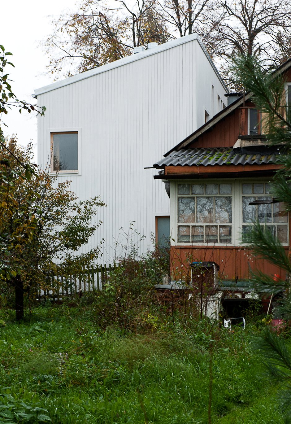 Фотография:  в стиле , Современный, Дом, Белый, Проект дня, Черный, Зеленый, Желтый, Дом и дача, Московская область, Лапино, Le Atelier, как оформить маленький дом, как построить маленький дом, проект маленького дома, маленький загородный дом – фото на INMYROOM